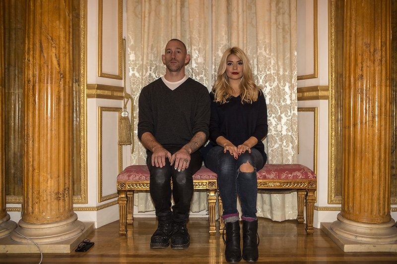 perou vs holly willoughby